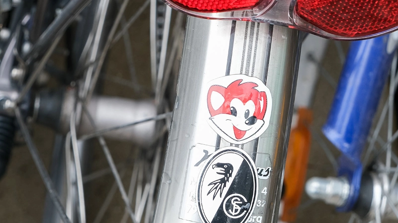 Ein gespendetes Fahrrad mit SC-Freiburg Aufkleber auf dem Schutzblech Ein gespendetes Fahrrad mit SC-Freiburg Aufkleber auf dem Schutzblech