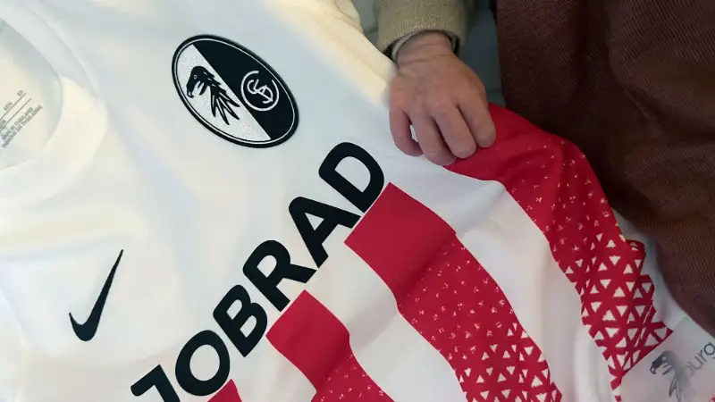Frisch beschenkt: Baby zupft am SC-Trikot