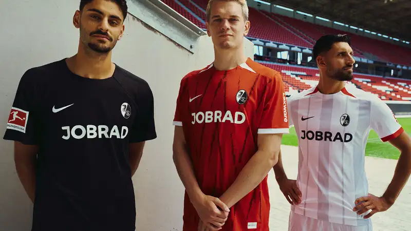 3 SC-Spieler stehen im Einlauf-Tunnel im Stadion 3 SC-Spieler stehen im Einlauf-Tunnel im Stadion