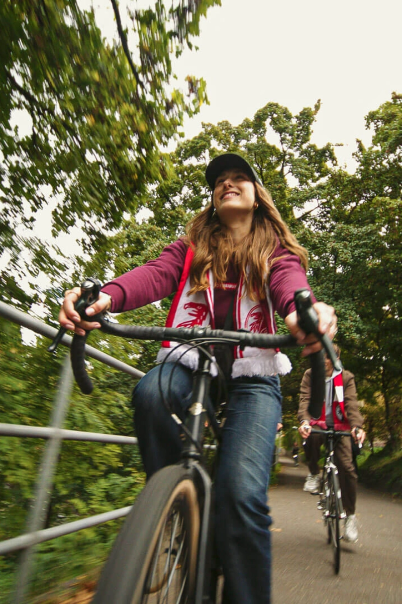 Auf dem Radweg in Freiburg radelt eine Frau mit SC-Schal in Richtung Stadion