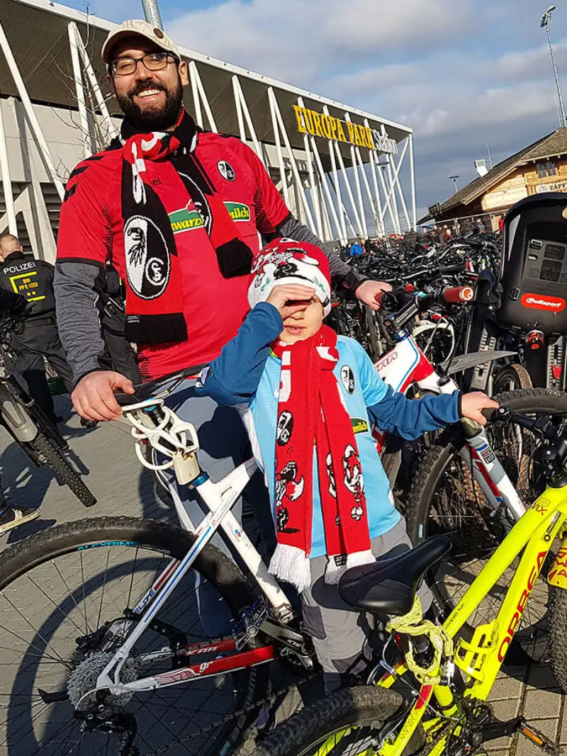 Fahrradfans Andreas und Ilay radeln zum SCF Fahrradfans Andreas und Ilay radeln zum SCF